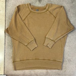 Oversized crew neck sweatshirt. Loose fit. 3/4 length sleeves.